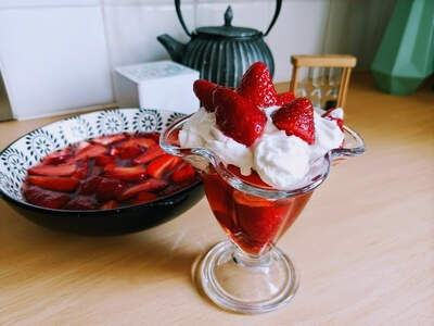 Fraises marinées au sirop de thé et chantilly coco