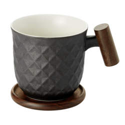 Tasse en porcelaine noire en anses en bois