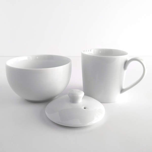 Tea sommelier, tea taster : bol, tasse dentelée et son couvercle