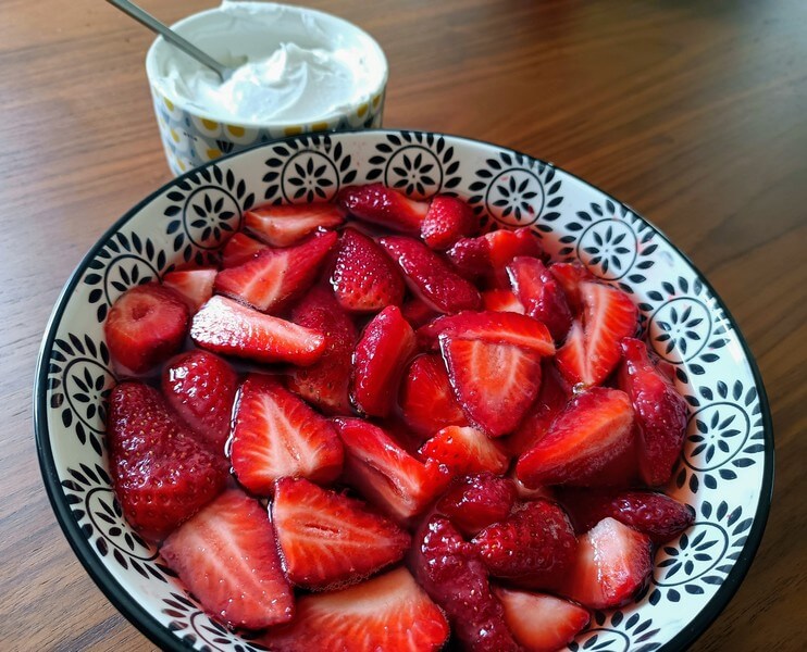 fraises marinées au sirop de thé avec chantilly coco