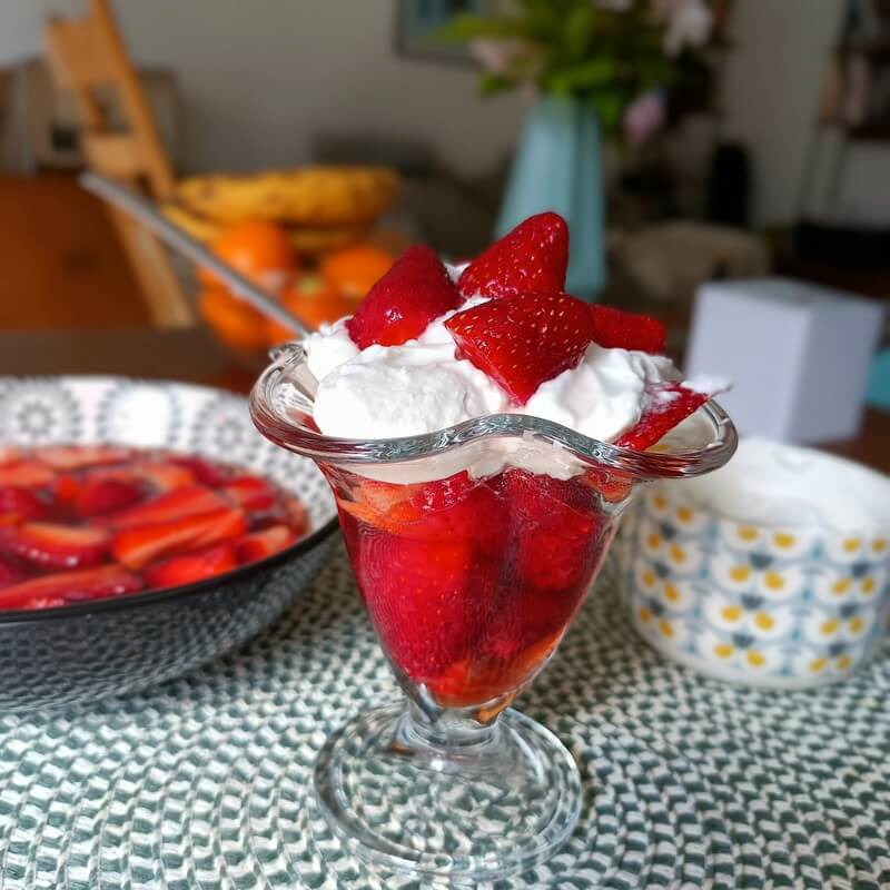 fraises marinées au sirop de thé et chantilly de coco